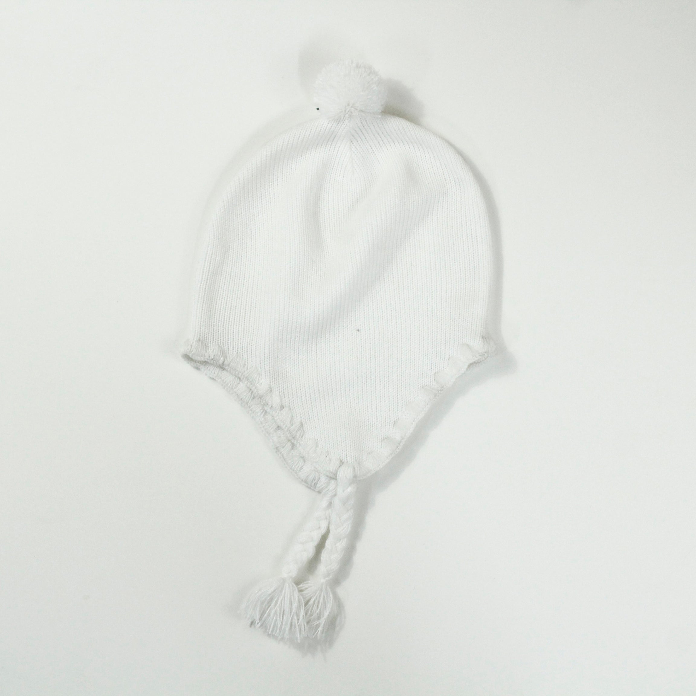 Gorro Blanco con Cubre Orejas de Niña